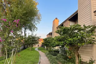 10211 Sugar Branch Dr, Houston, TX 77036 - Photo 9