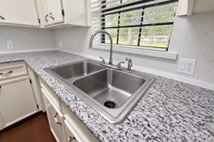 4902 Magnolia Ln, Old River Winfree, TX 77535 - Photo 5