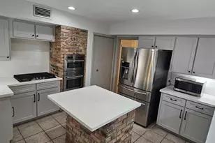 47 W Dansby Dr, Galveston, TX 77551 - Photo 9