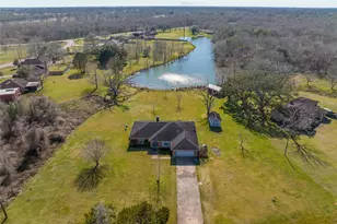 140 Lakewood Dr, Angleton, TX 77515 - Photo 1