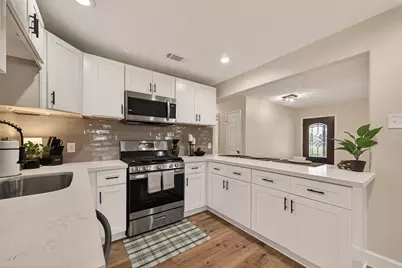 917 S Main Street, Highlands, TX 77562 - Photo 15