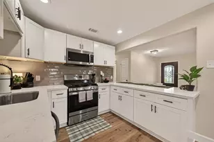 917 S Main St, Highlands, TX 77562 - Photo 15
