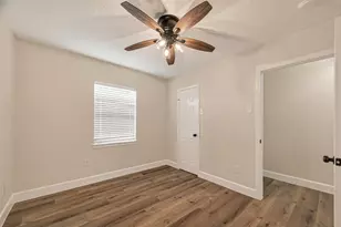 917 S Main St, Highlands, TX 77562 - Photo 19