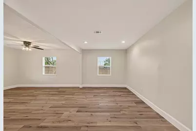 917 S Main Street, Highlands, TX 77562 - Photo 9