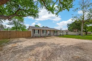 917 S Main St, Highlands, TX 77562 - Photo 1