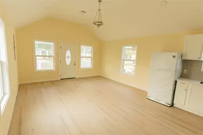4425 7th Street, Bacliff, TX 77518 - Photo 5