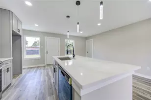 10413 Muscatine St, Houston, TX 77029 - Photo 13