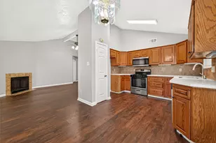 10038 Green Valley Ln, Houston, TX 77064 - Photo 9