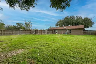 1706 Avenue A, Danbury, TX 77534 - Photo 21