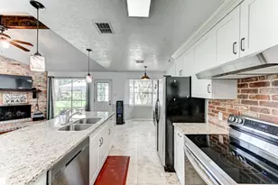 12211 Plumpoint Dr, Houston, TX 77099 - Photo 11