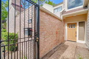 1037 Town Pl St, Houston, TX 77057 - Photo 3