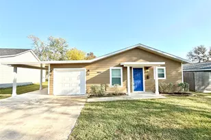 140 Huisache St, Lake Jackson, TX 77566 - Photo 1