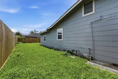 2281 Des Jardines Street, Houston, TX 77023 - Photo 25