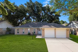 913 W Galveston St, League City, TX 77573 - Photo 1