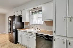 913 W Galveston St, League City, TX 77573 - Photo 9