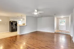 913 W Galveston St, League City, TX 77573 - Photo 5