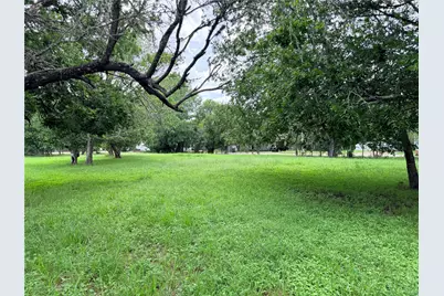 702 E Courthouse Street, Cuero, TX 77954 - Photo 9