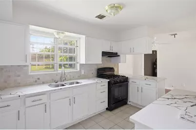 5622 Woodgreen Street, Houston, TX 77033 - Photo 7