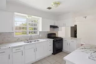 5622 Woodgreen St, Houston, TX 77033 - Photo 7