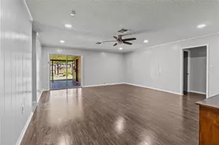 2202 Colonial Ct N, League City, TX 77573 - Photo 3