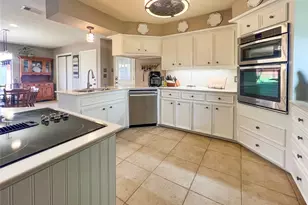 49 Colony Square, Angleton, TX 77515 - Photo 3