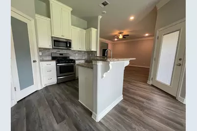 107 Freedom Drive, Clute, TX 77531 - Photo 5