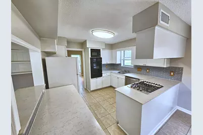 3040 Longwood Lane, Dickinson, TX 77539 - Photo 3