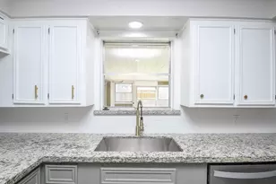 1202 Dwinnell St, Baytown, TX 77520 - Photo 9