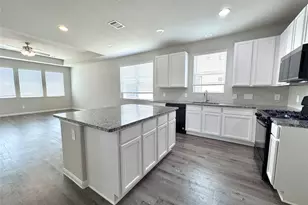 303 Black Bear Dr, Huntsville, TX 77320 - Photo 5