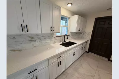 3915 Heatherbrook Drive, Houston, TX 77045 - Photo 9