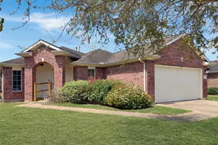 882 Driftwood Ln, La Marque, TX 77568 - Photo 1