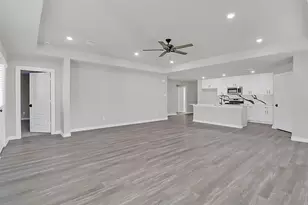 420 W Lobit St, Baytown, TX 77520 - Photo 9