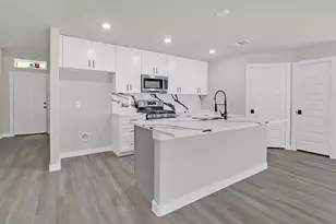 420 W Lobit St, Baytown, TX 77520 - Photo 7