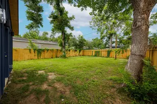 704 Travis St, Baytown, TX 77520 - Photo 13