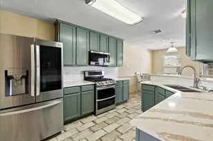 8018 Dogwood Ct, Baytown, TX 77523 - Photo 9