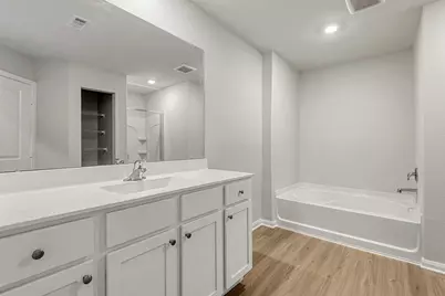 8115 Sunberry Shadow Drive, Houston, TX 77016 - Photo 9