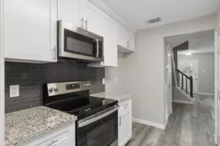 17225 Saturn Ln, Houston, TX 77058 - Photo 15