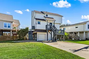 334 Paradise Dr, Tiki Island, TX 77554 - Photo 3