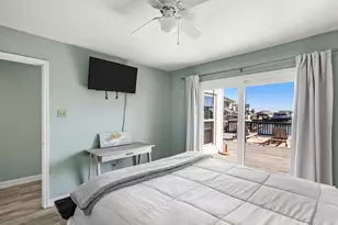 334 Paradise Dr, Tiki Island, TX 77554 - Photo 17