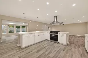 11206 Huggins Dr, Houston, TX 77035 - Photo 9