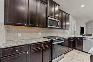 2731 Ahnya Ln, League City, TX 77573 - Photo 9