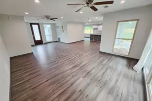 910 Royal Oak Dr, Dickinson, TX 77539 - Photo 9