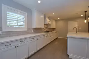 10802 Meadow Lake Ln, Houston, TX 77042 - Photo 11