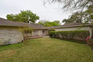 10802 Meadow Lake Ln, Houston, TX 77042 - Photo 35