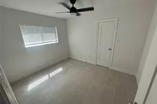 14207 Greenway Dr, Sugar Land, TX 77498 - Photo 9