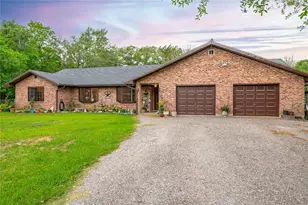 725 Thompson Rd, Alvin, TX 77511 - Photo 3