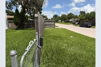 5103 Willow Glen Drive, Houston, TX 77033 - Photo 5
