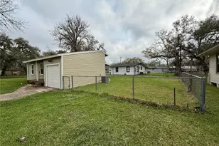 234 Jasmine St, Lake Jackson, TX 77566 - Photo 3