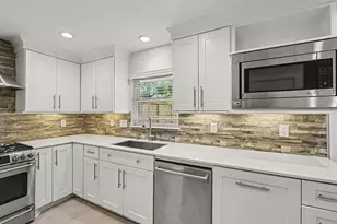 10306 Oak Point Dr, Houston, TX 77043 - Photo 9