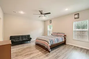 4834 Van Fleet St, Houston, TX 77033 - Photo 9